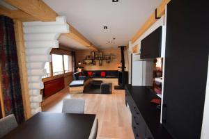 エム・ラ・プラーニュにあるChalet Boulevard - Chalet Boulevard -8 pers - PLAGNE CENTRE, sur les pistes - wifi - CTBOU MAE-6814のダイニングテーブルとリビングルームのある部屋
