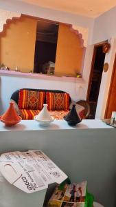 - deux photos d'une chambre avec un lit dans l'établissement Taghazout nomade, à Taghazout