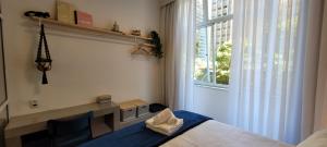 ein Schlafzimmer mit einem Bett und einem Fenster in der Unterkunft Studio RB - Novíssimo! in Rio de Janeiro + 21 Fotos