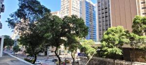 Blick auf eine Stadtstraße mit hohen Gebäuden in der Unterkunft Studio RB - Novíssimo! in Rio de Janeiro