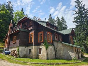 una gran casa de madera en la parte superior de un patio en Willa Cross, en Szklarska Poręba