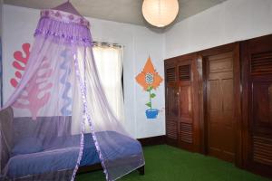 a bedroom with a bed with a mosquito net at La Casona de Lobitos - Cowork in Lobitos +29 photos