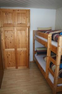 レオガングにあるAppartementhaus Salzmannのベッドルーム1室(二段ベッド2台、クローゼット付)