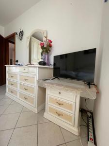 een dressoir met een televisie erop bij Casa Lilly in Bussolengo