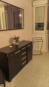 a room with a desk with a potted plant on it at Apartamento de ferias in Bezons