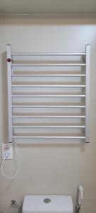 ein weißes WC im Bad mit einem Heizkörper in der Unterkunft Studio RB - Novíssimo! in Rio de Janeiro