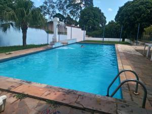 una piscina con una persona en el agua en Hotel Arbom, en Mogi Guaçu