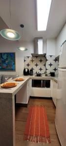 eine Küche mit Herd und Arbeitsplatte in der Unterkunft Studio RB - Novíssimo! in Rio de Janeiro