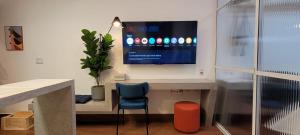 a room with a desk with a tv and a chair at Studio RB - Novíssimo! in Rio de Janeiro