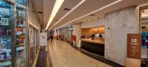 ein Flur eines Ladens, durch den Menschen gehen in der Unterkunft Studio RB - Novíssimo! in Rio de Janeiro