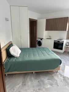 Η κουζίνα ή μικρή κουζίνα στο Beachside Light House Kato Paphos 82