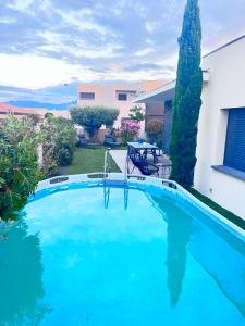 a swimming pool in the backyard of a house at Villa Dolce Vida proche golf, lac, plage et Collioure in Villeneuve-de-la-Raho