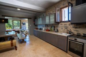Η κουζίνα ή μικρή κουζίνα στο Kassis Mansion