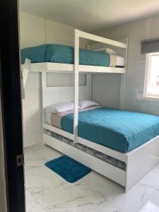 a bedroom with two bunk beds in a room at Apartamento en planta baja in Acapulco