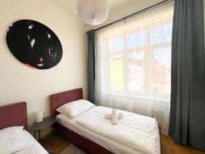 Postel nebo postele na pokoji v ubytování Arch Apartment in Třebíč