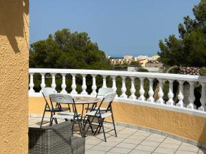 a table and chairs sitting on a balcony at COLOMBIA piscina privada in Miami Platja