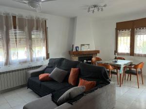 a living room with a couch and a table at COLOMBIA piscina privada in Miami Platja