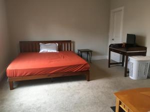 Un dormitorio con una cama, una mesa y un escritorio. en Room 1, en Monroe