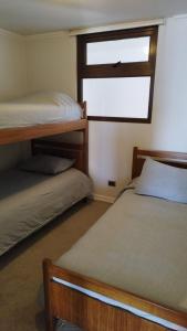 a bedroom with two bunk beds and a window at Jardin del Mar, Enjoy La Serena in Coquimbo