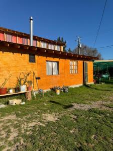 ビクーニャにあるHabitación en Cabaña compartidaの前に広い庭がある家