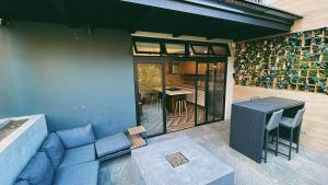 a living room with a couch and a table at Penthouse Ciudad de Guatemala zona 10 EON in Guatemala