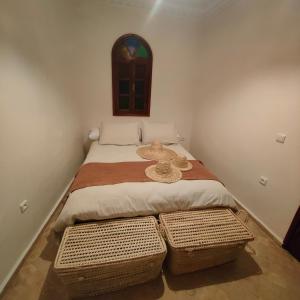 Postel nebo postele na pokoji v ubytování Riad Bkl luxury Dar Baroud