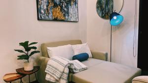 a living room with a couch with a blanket on it at Penthouse Ciudad de Guatemala zona 10 EON in Guatemala +16 photos