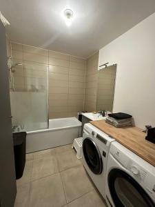 Ένα μπάνιο στο Appartement Cosy proche Paris