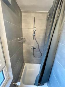 a bathroom with a shower with a tub and a sink at Wohnung für 4 Personen nahe Frankfurt WLAN Küche in Offenbach
