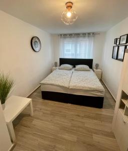 a bedroom with a bed and a clock on the wall at Wohnung für 4 Personen nahe Frankfurt WLAN Küche in Offenbach
