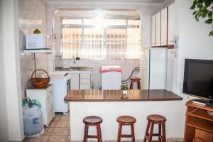 Η κουζίνα ή μικρή κουζίνα στο Apto Praia Grande (Guilhermina)