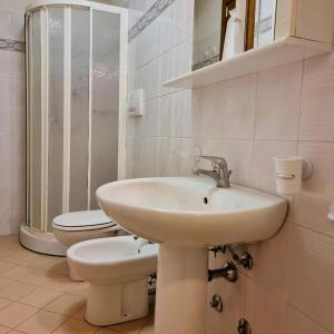 un bagno con lavandino e WC di Residence azzurro VISTA MARE-A a Gabicce Mare
