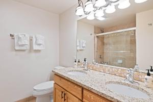 Koupelna v ubytování Lodge at Lionshead 270A + 9 fotografií