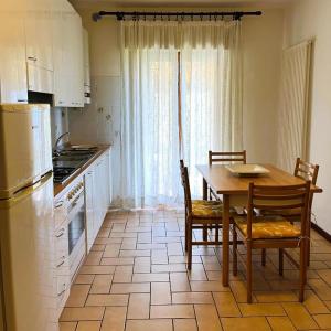 una cucina con un tavolo e un tavolo e sedie di Residence azzurro VISTA MARE-A a Gabicce Mare