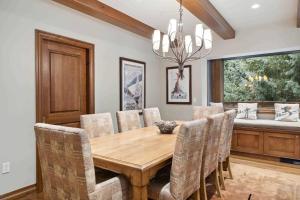 una sala da pranzo con tavolo e sedie in legno di Lodge at Lionshead 360 a Vail Altre 21 foto