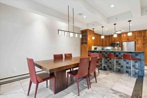 Una cocina con una mesa y sillas de madera. en Lodge at Lionshead 350, en Vail