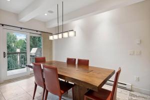 Un comedor con mesa y sillas de madera. en Lodge at Lionshead 350, en Vail