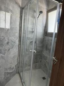 Ένα μπάνιο στο Beachside Light House Kato Paphos 82 +11 φωτογραφίες