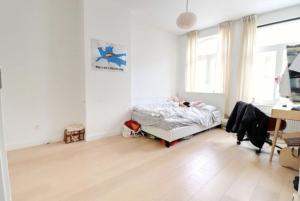 um quarto com uma cama, uma secretária e uma janela em Apartment mit 4 zimmer nahe Düsseldorf-Centre em Düsseldorf