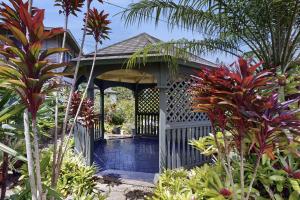 ホノルルにあるHonolulu Hideawayの庭園中の展望台