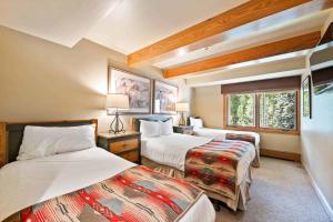 Una habitación de hotel con dos camas y una ventana. en Lodge at Lionshead 406, en Vail