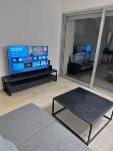 TV a/nebo společenská místnost v ubytování Парк Круазет , Апартаменты 3 комнаты , с террасой и паркингом ,