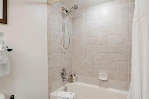 un baño con ducha y bañera en Lodge at Lionshead 408, en Vail 12 fotos más