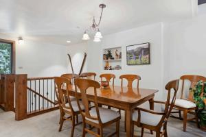 Un comedor con mesa y sillas de madera. en Lodge at Lionshead 408, en Vail