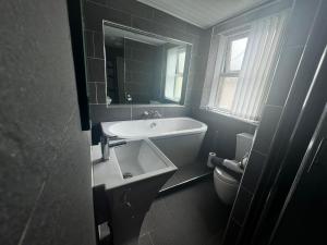 Et badeværelse på Woodman House- 7 Bedrooms - Sleeps 14