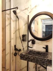 Ένα μπάνιο στο Luxury Suites Artisti Elena 1