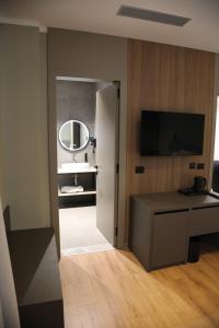 TV a/nebo společenská místnost v ubytování Kruja Luxury Suites + 14 fotografií