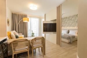 Postel nebo postele na pokoji v ubytování The Mediterranean Suites