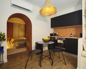 a kitchen with a table and chairs and a bed at Suite Luxueuse Jacuzzi Hammam Marrakech by Noma in Saint-Étienne