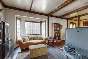 TV a/nebo společenská místnost v ubytování Vintage Chalet